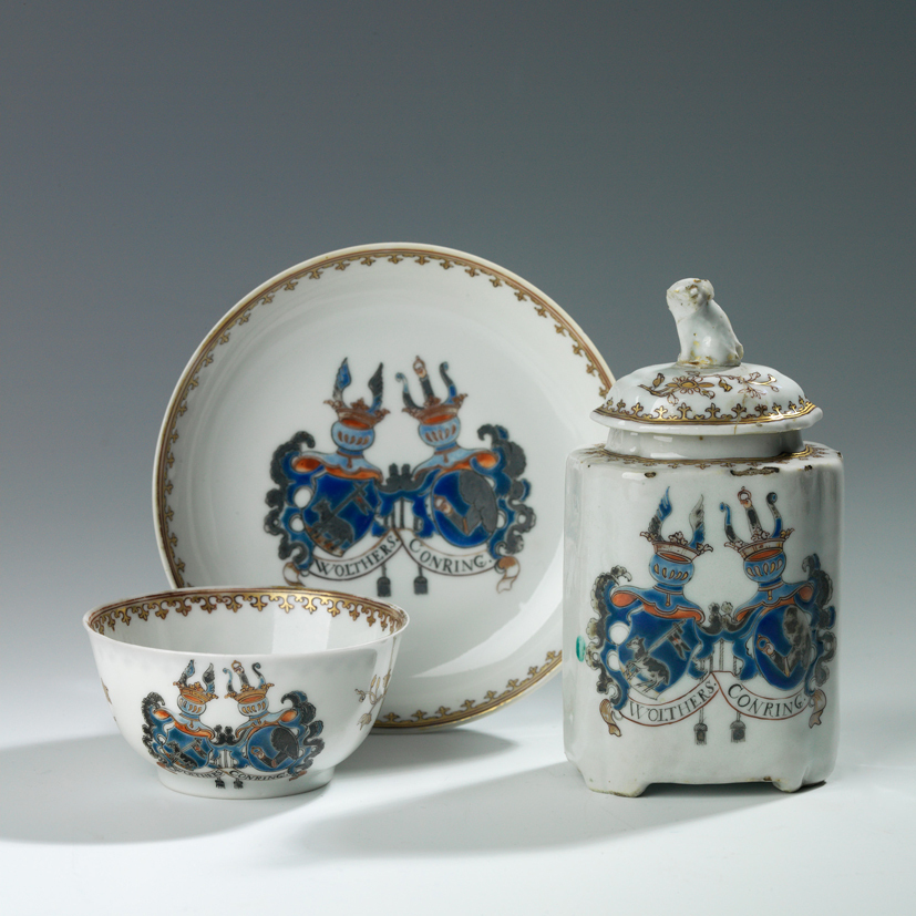 Kop en schotel en theebusje met alliantiewapen Wolters Conring