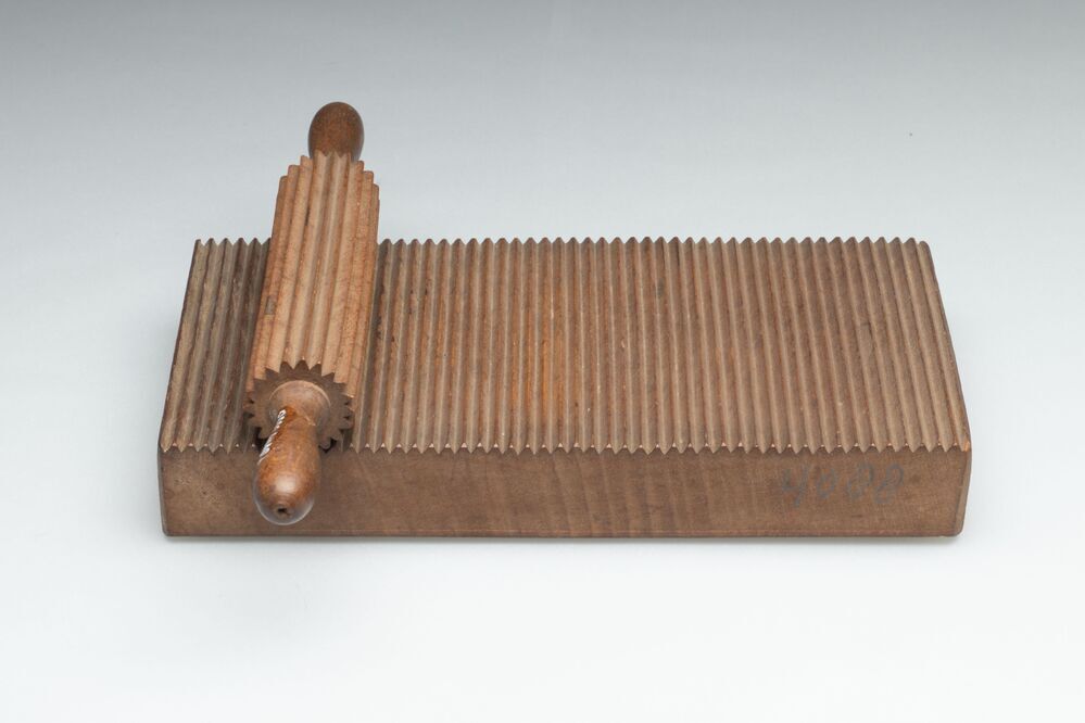 Plooiplankje en rol voor plooien van mutsen