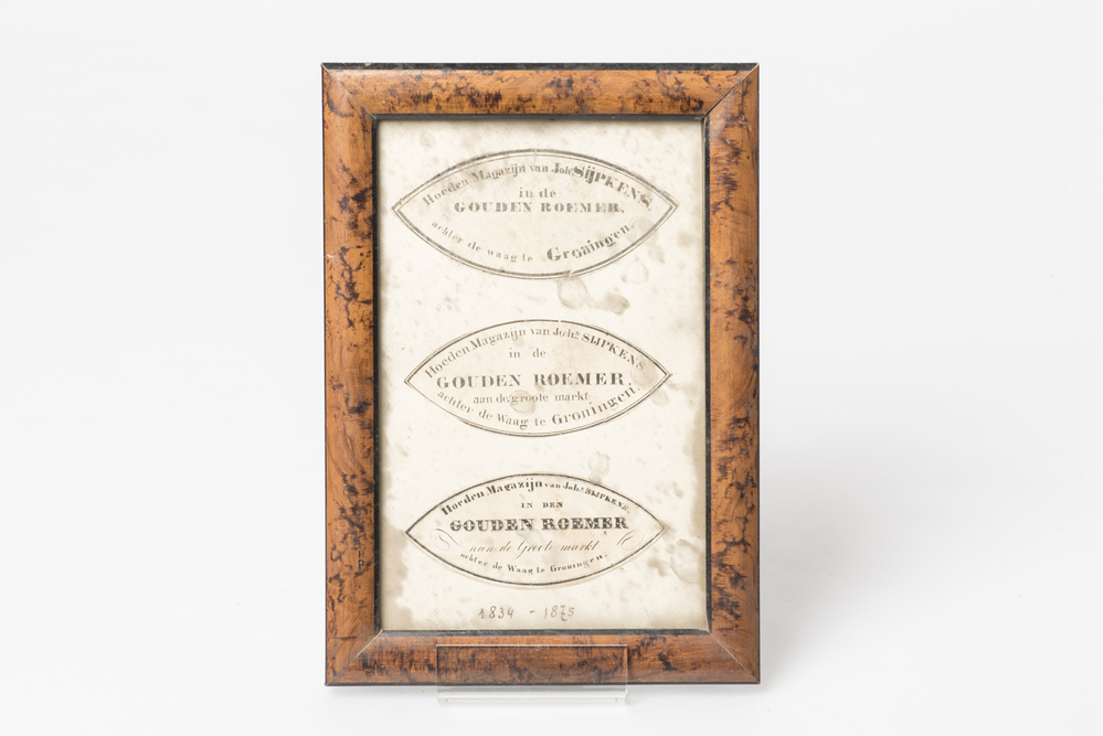 Drie verschillende etiketten van het Hoedenmagazijn in de Gouden Roemer