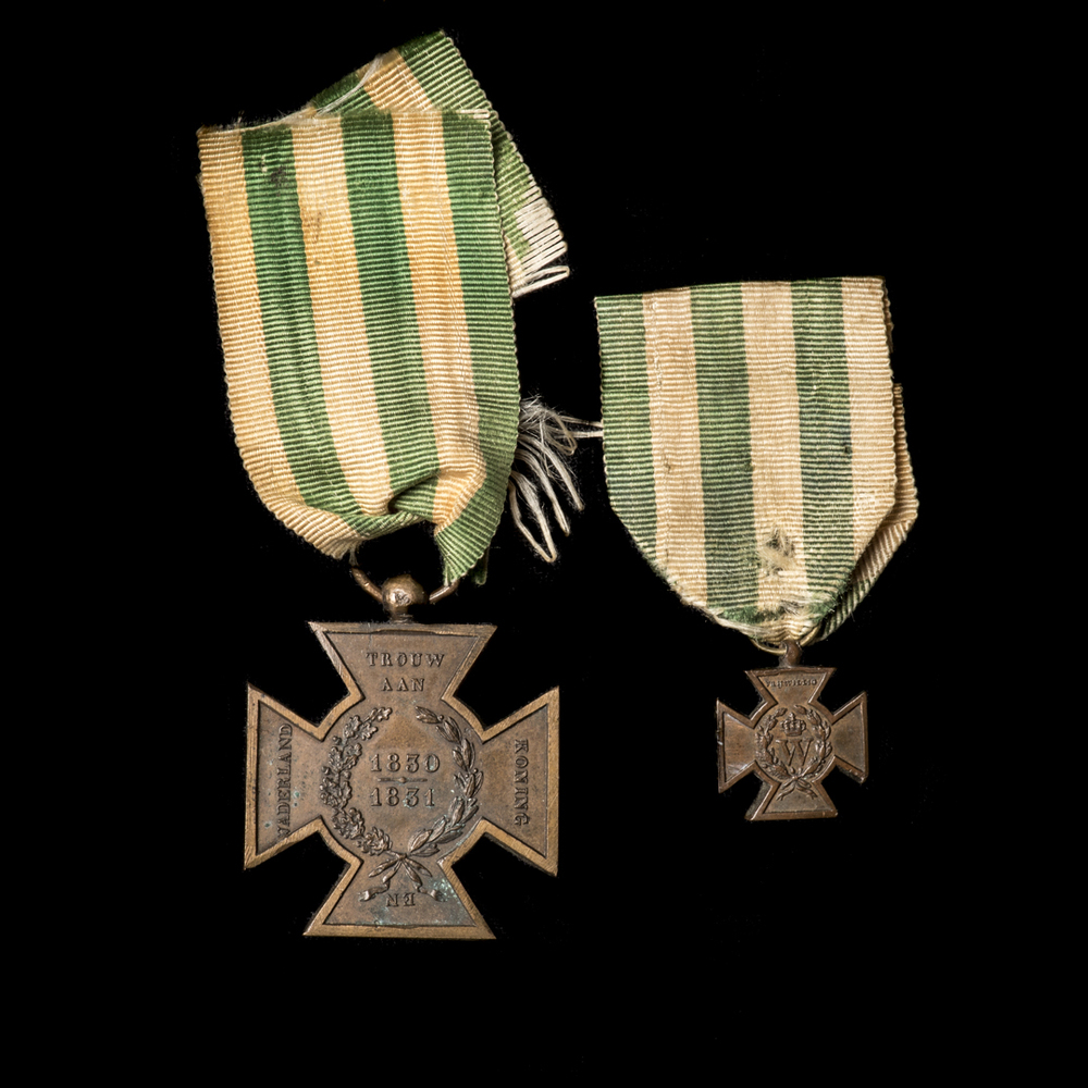 klein metalen kruis aan lint