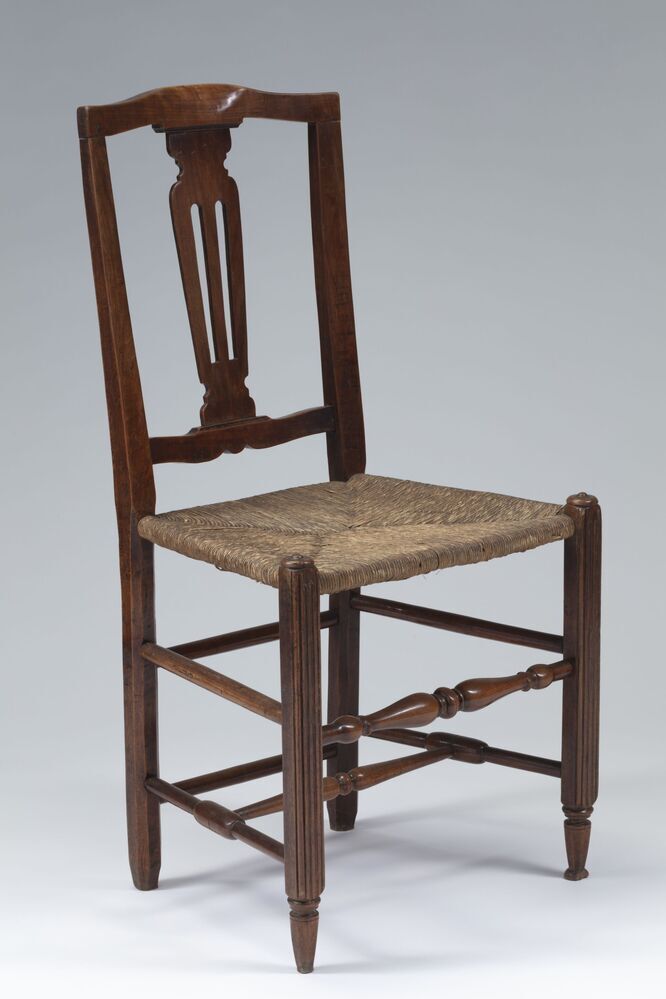 Stoel van notenhout met matten zitting