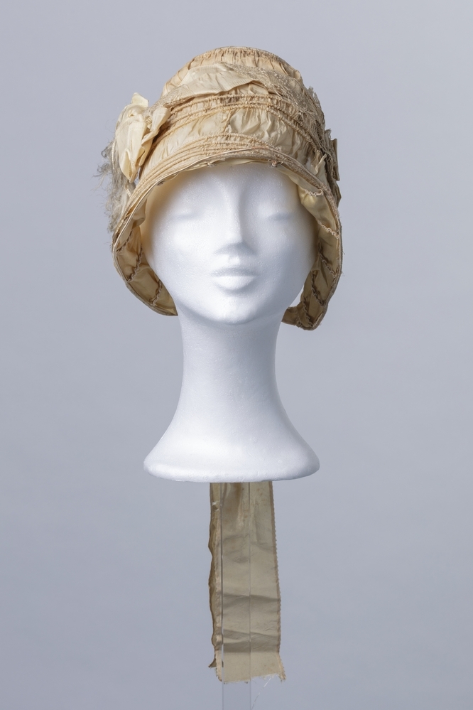 Luifelhoed van crème-gele zijde