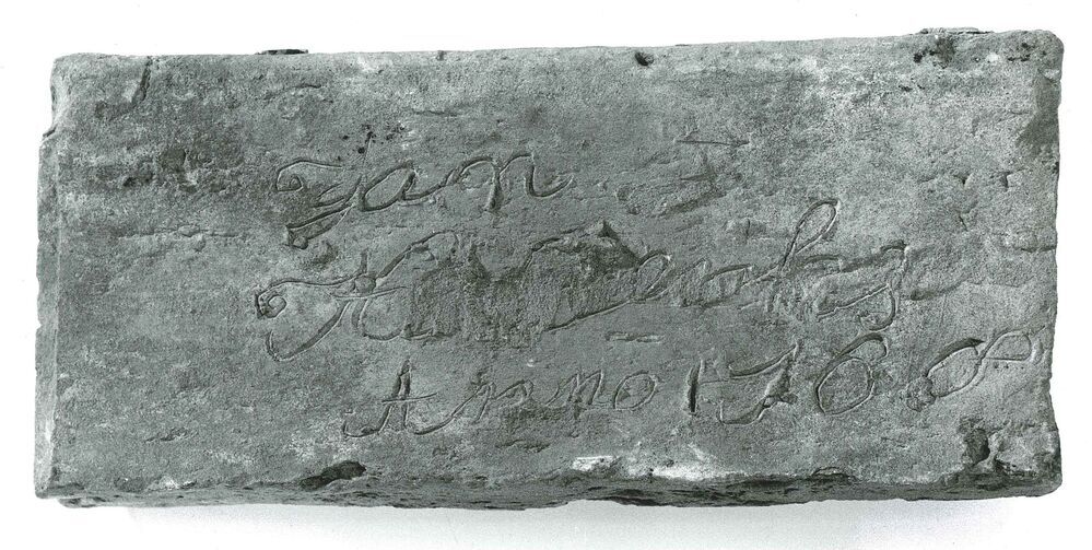 Baksteen met inscriptie