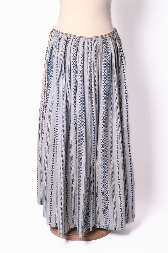 Witte onderrok met blauw borduursel in verticale rijen
