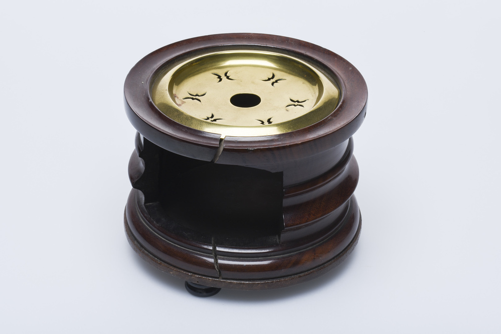 Twee ronde theestoven van mahoniehout