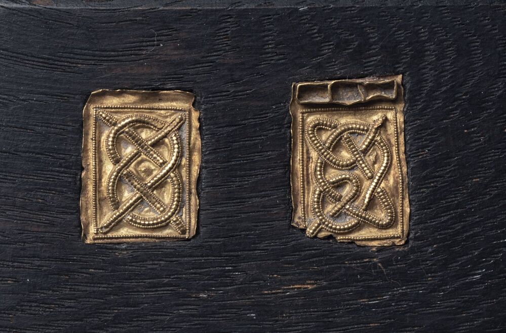 Twee in filigrein gedecoreerde plaatjes goud (Krassum)