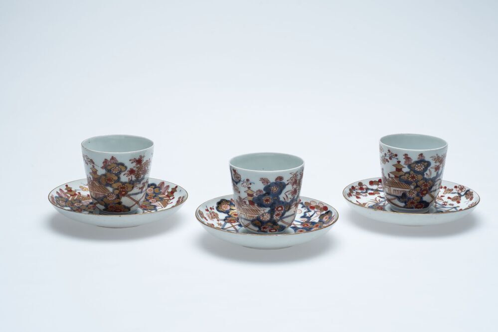 Drie koppen met schotels