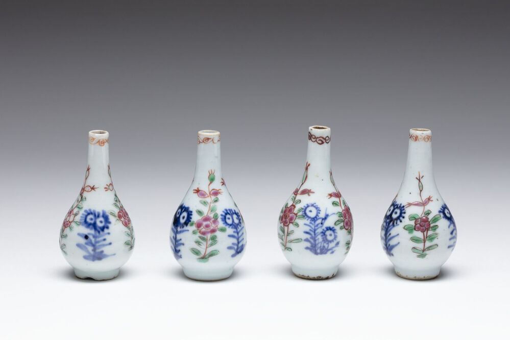 Vier flesvormige vaasjes