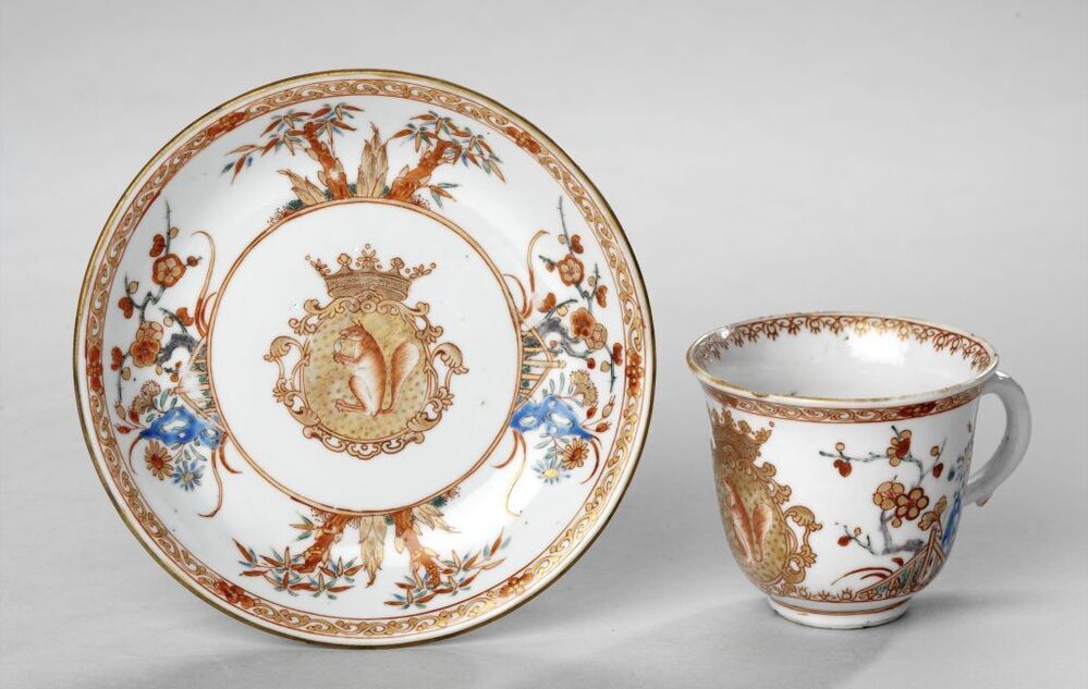 Theekop en schotel met familiewapen Sichterman