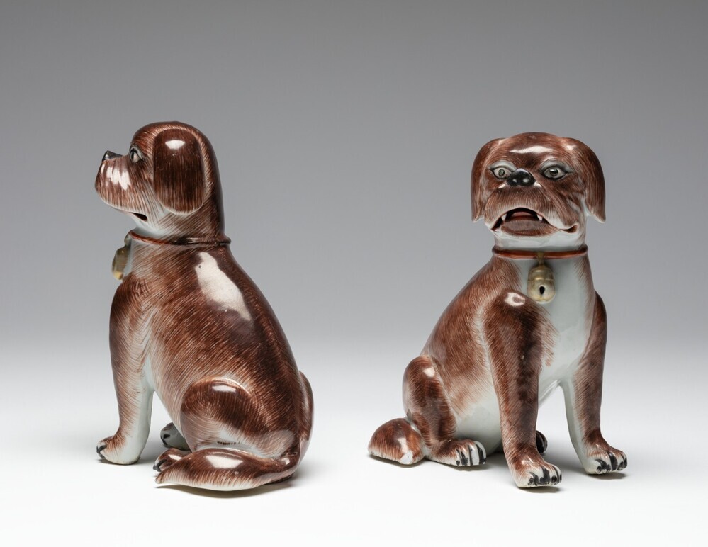 Twee beeldjes van honden