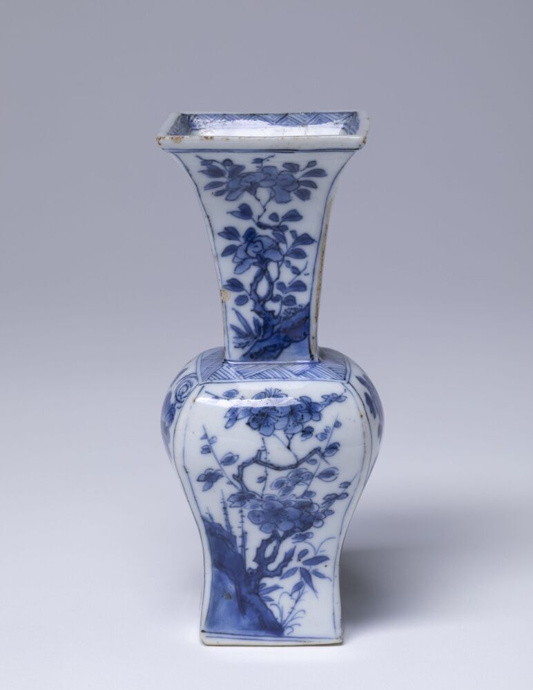 Vaas op vierkante voet