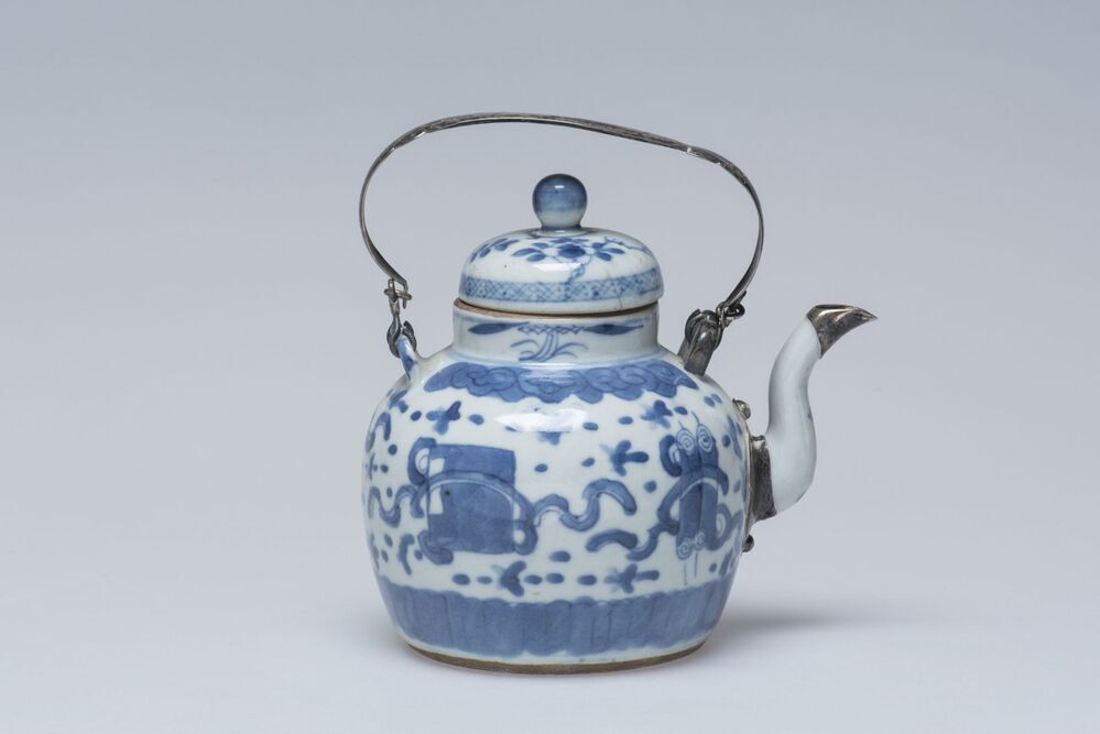 Theepot met zilveren montuur