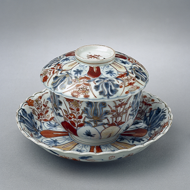 Dekselkom met schotel