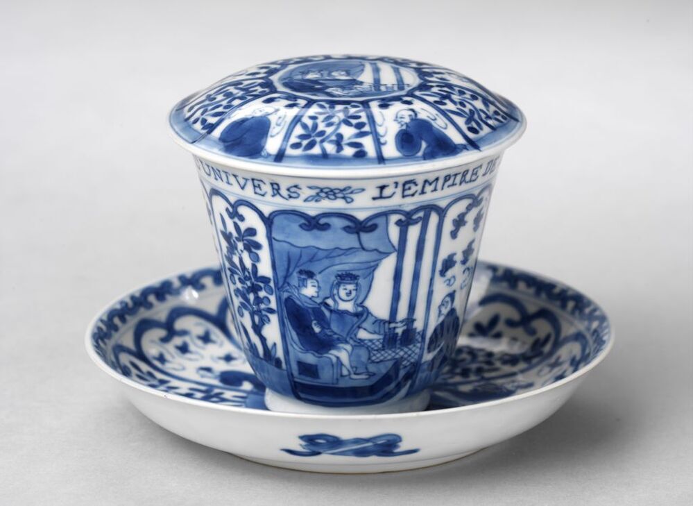 Chocoladekop met schotel en deksel