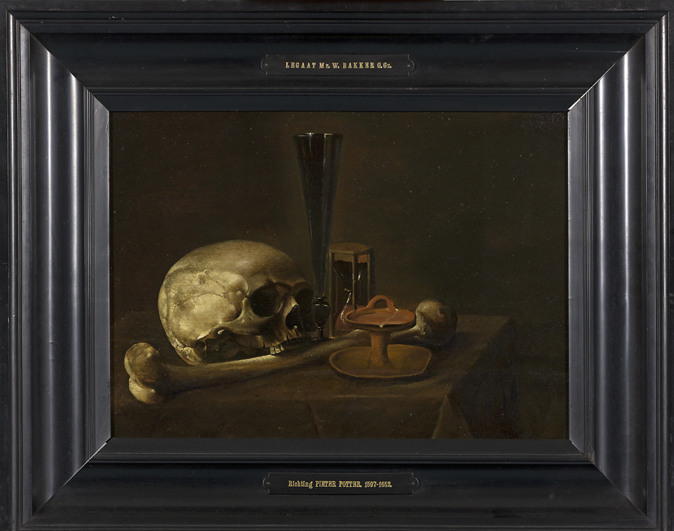 Stilleven met doodskop bij glas, zandloper en lamp