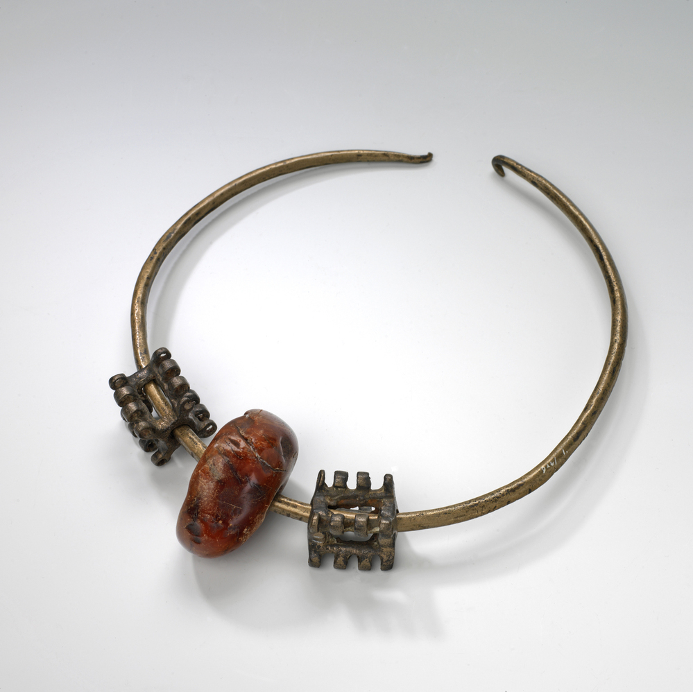 Halsring met hanger, Onstwedder Barlage