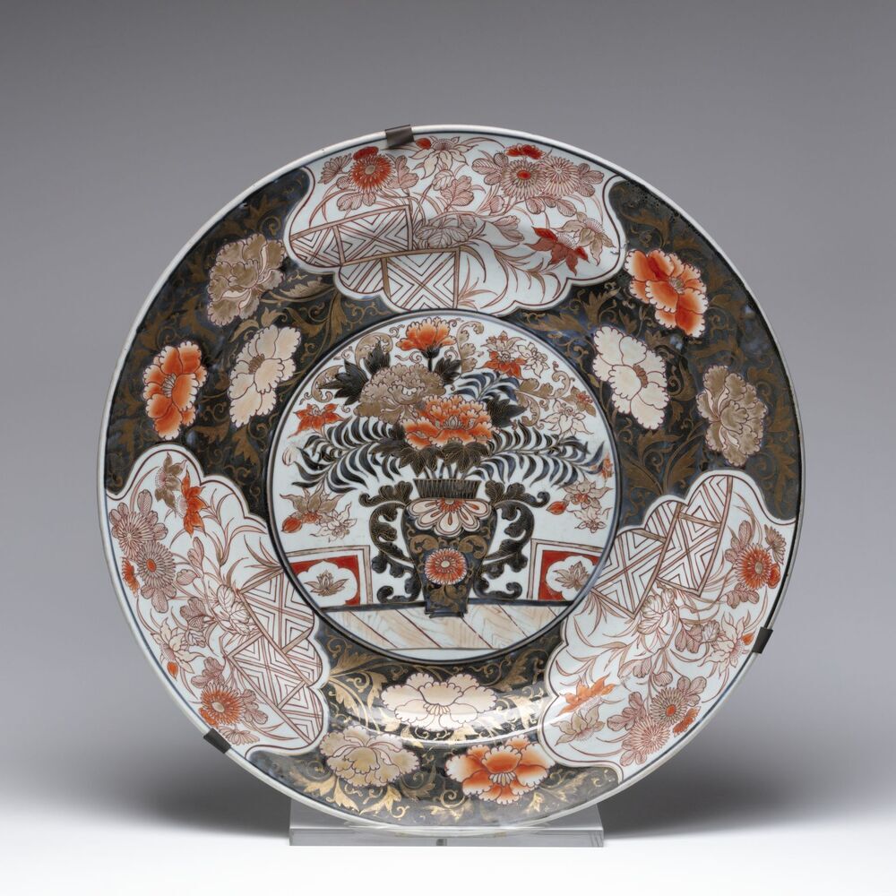 Twee grote schotels of wagenwielen