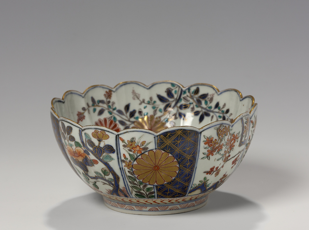 Kom met gegolfde wand