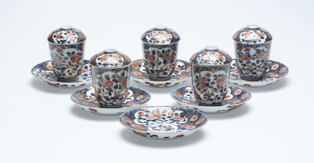 Chocoladekop met deksel en schoteltje