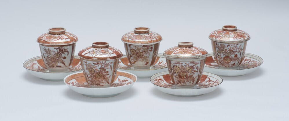 Chocoladekop met deksel op schotel