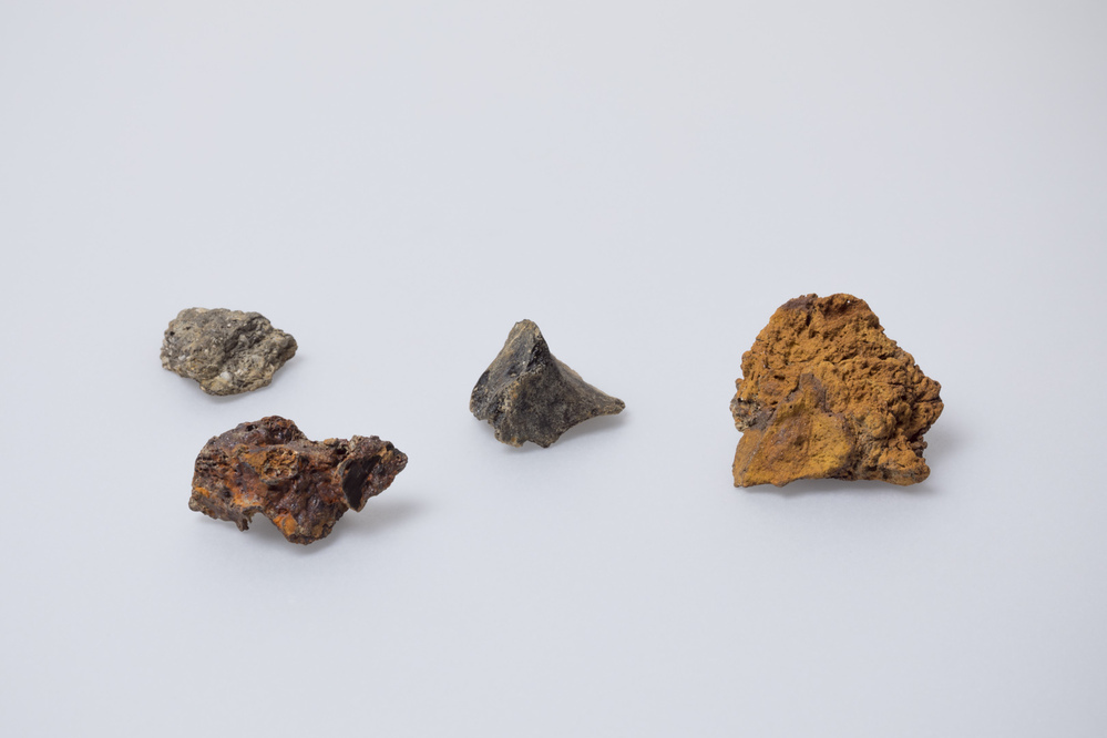 klomp onherkenbare ijzeren voorwerpen