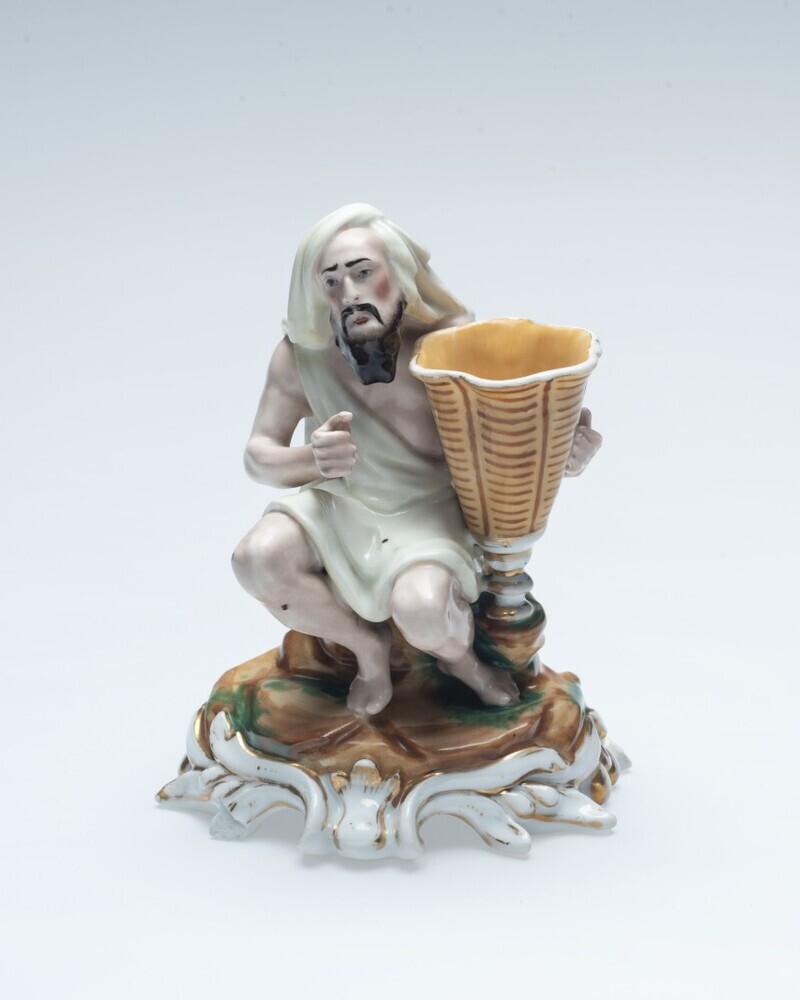 Zittende man met mand