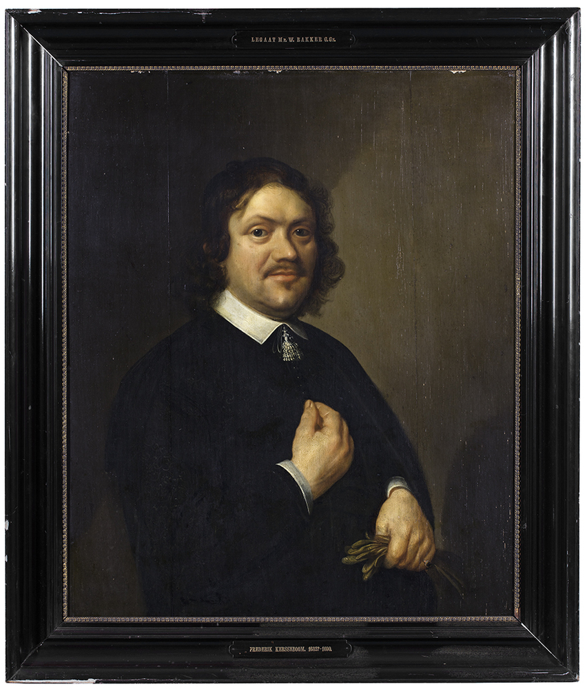 Een heer in donker kostuum