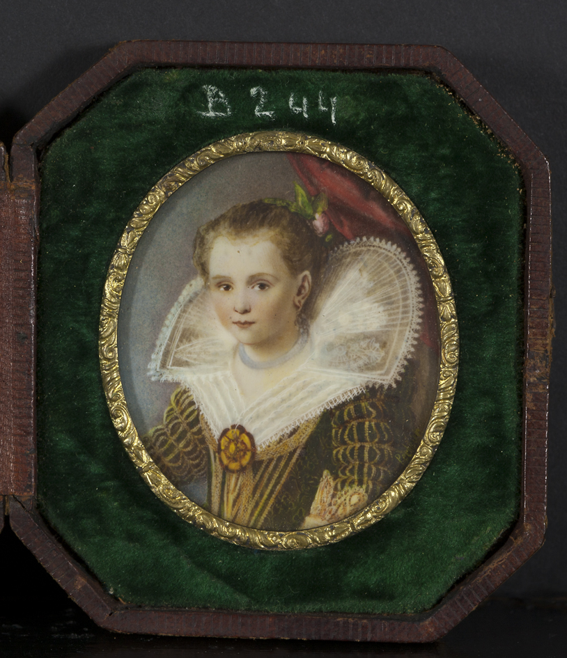 Jonge vrouw met opstaande kraag