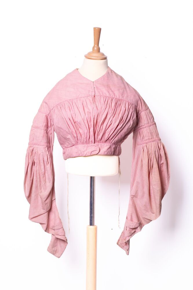 Kort lijfje van roze bedrukt katoen met fijn streepje