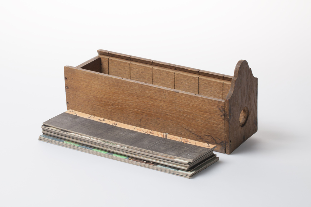 Houten bak met toverlantaarnplaatjes