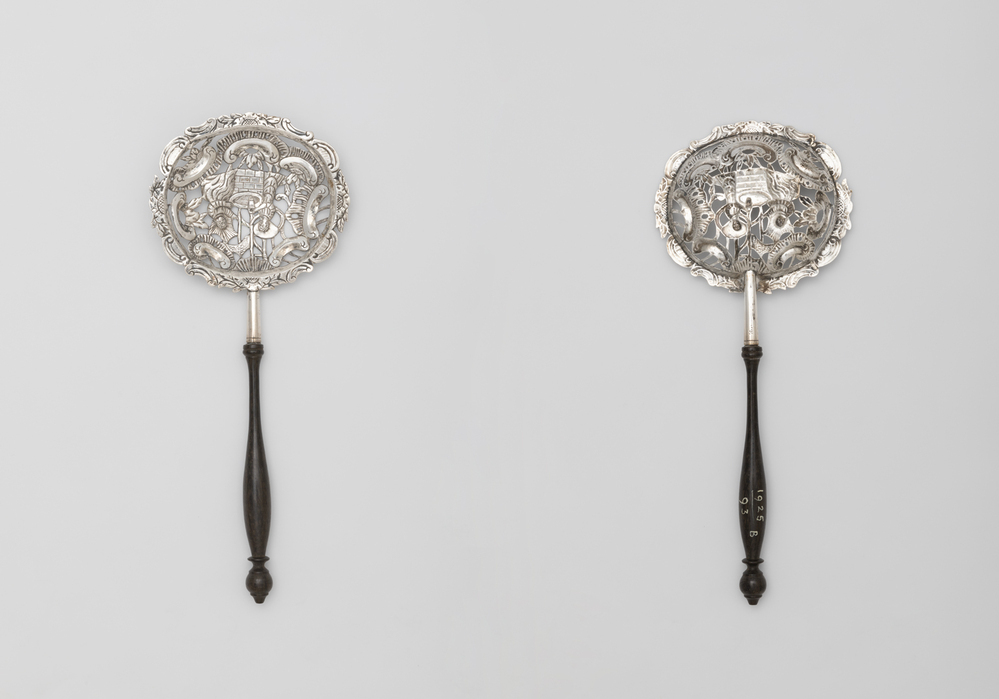 Ajour bewerkte suikerschep of strooier