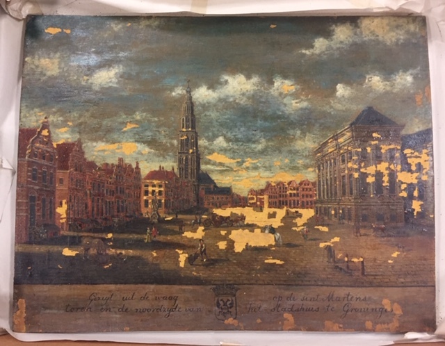 Gezicht uit de Waag, op de St. Maartenstoren en de noordzijde van het stadhuis te Groningen
