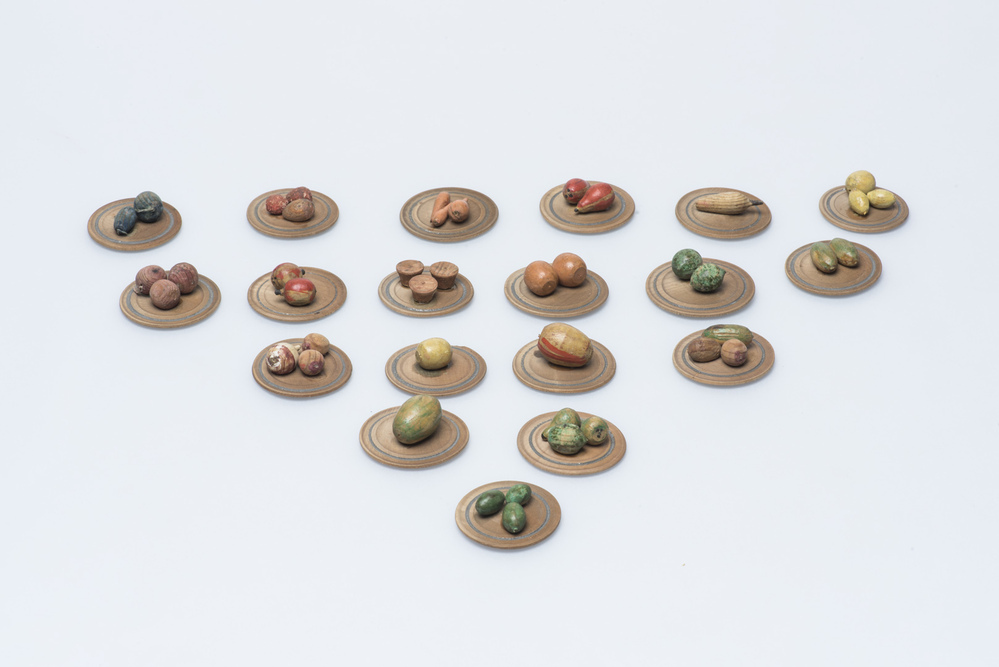 bordjes met vruchten