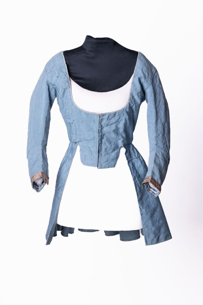 Een schootlijfje/jak van lichtblauw moiré