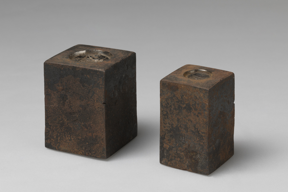 Metalen stempel met wapen van Lewe van Nijenstein