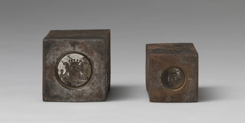 Metalen stempel met wapen van familie Lewe van Nijenstein