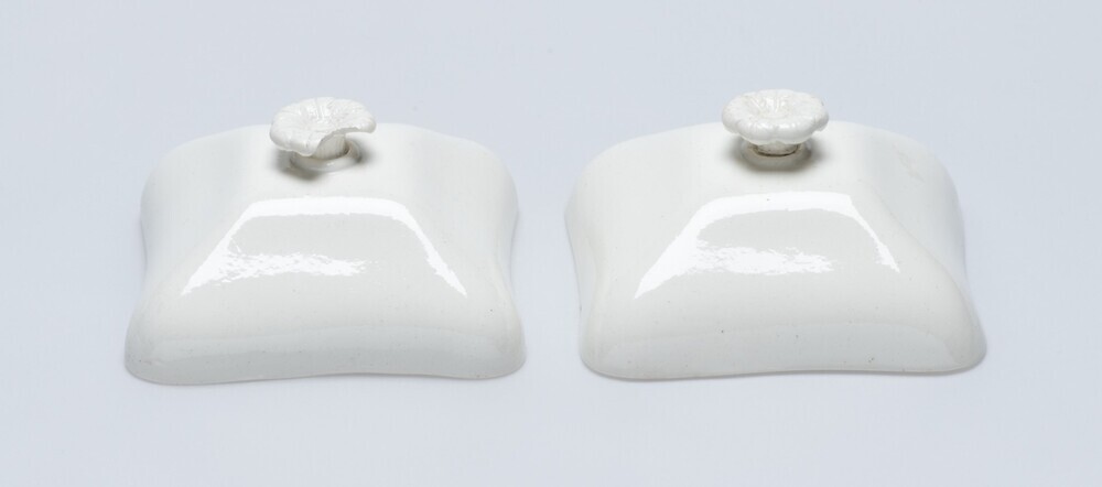 Deel van Wedgwood kinderservies: 2 deksels groenteschalen