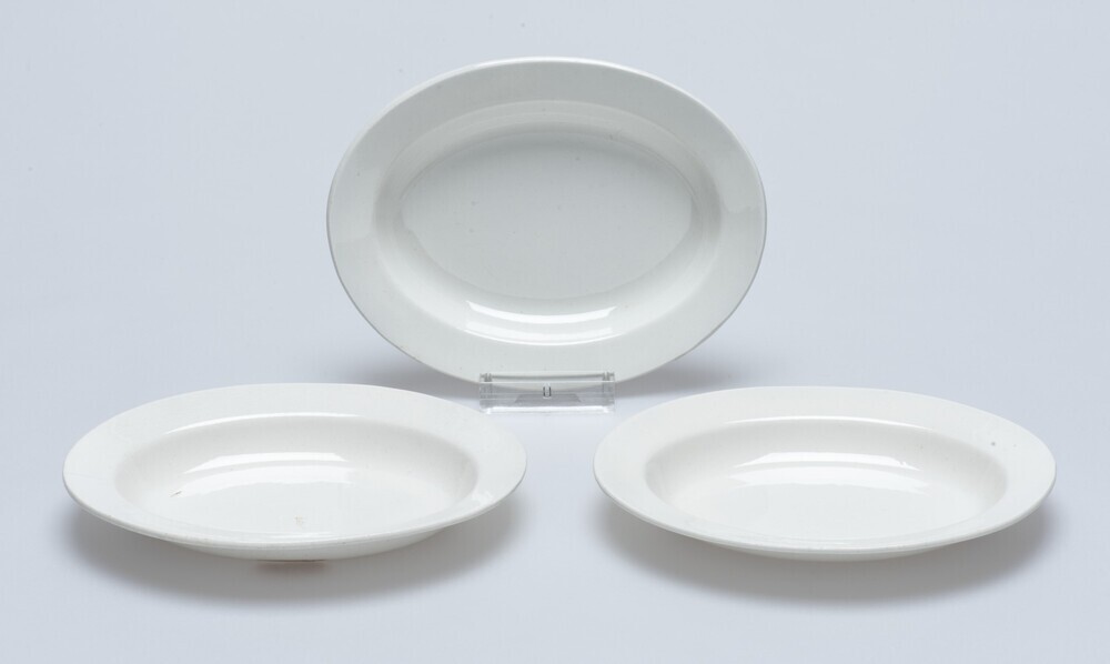 Deel van Wedgwood kinderservies: 2 grote vleesschotels