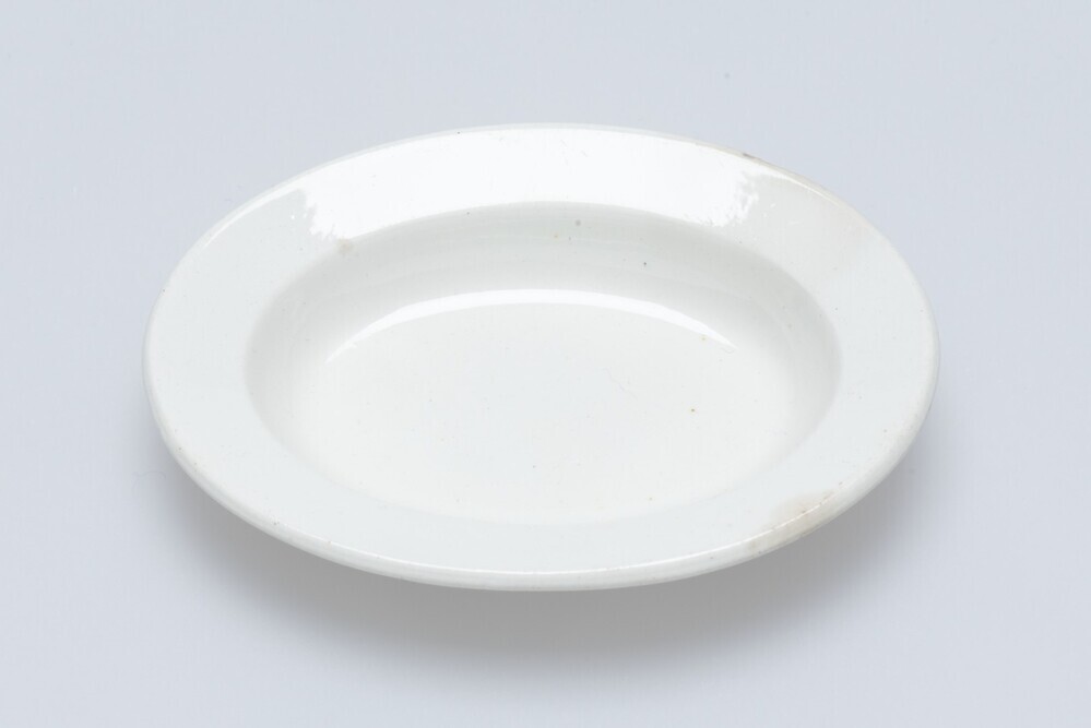 Deel van Wedgwood kinderservies: 3 kleine vleesschotels