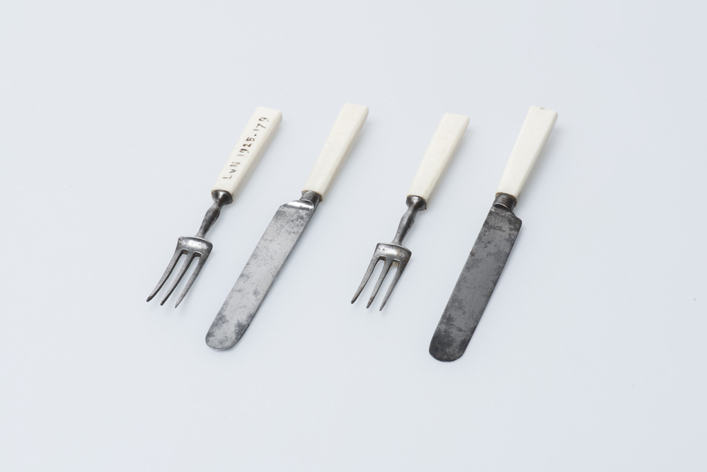 Twee miniatuur messen en vorken