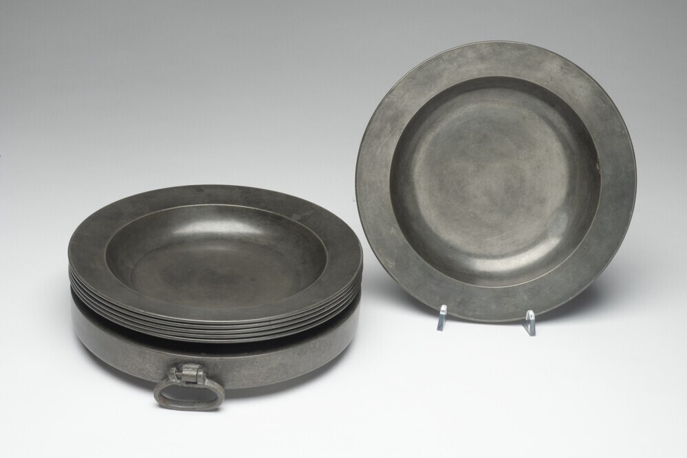 Zes tinnen soepborden