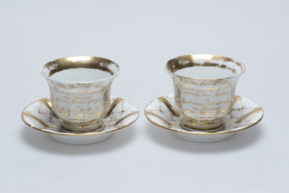 Twee koppen met schotels van de Jonkheer en Jonkvrouw Alberda van Menkema