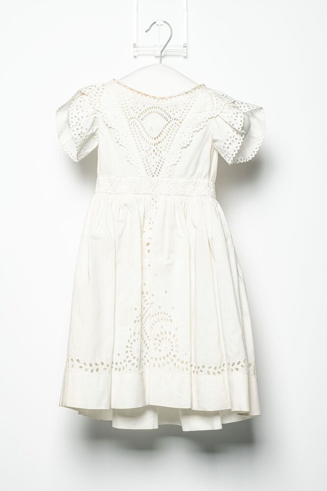 Wit katoenen kinderjurk (mogelijk doopjurk?)