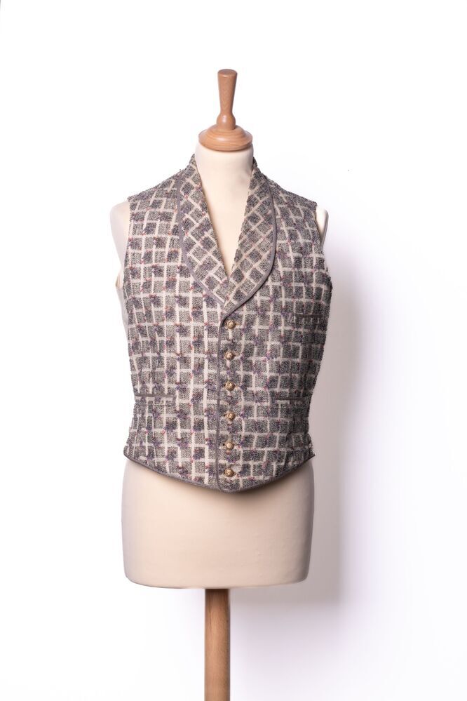 Een wit herenvest met blokjespatroon