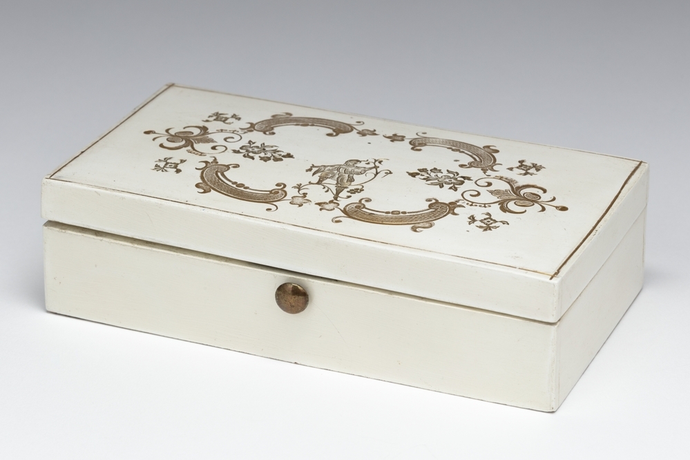 Witgelakt houten naaidoosje