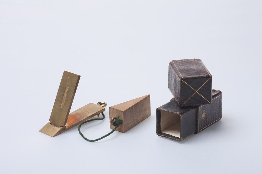 Klein wigvormig geelkoperen instrumentje