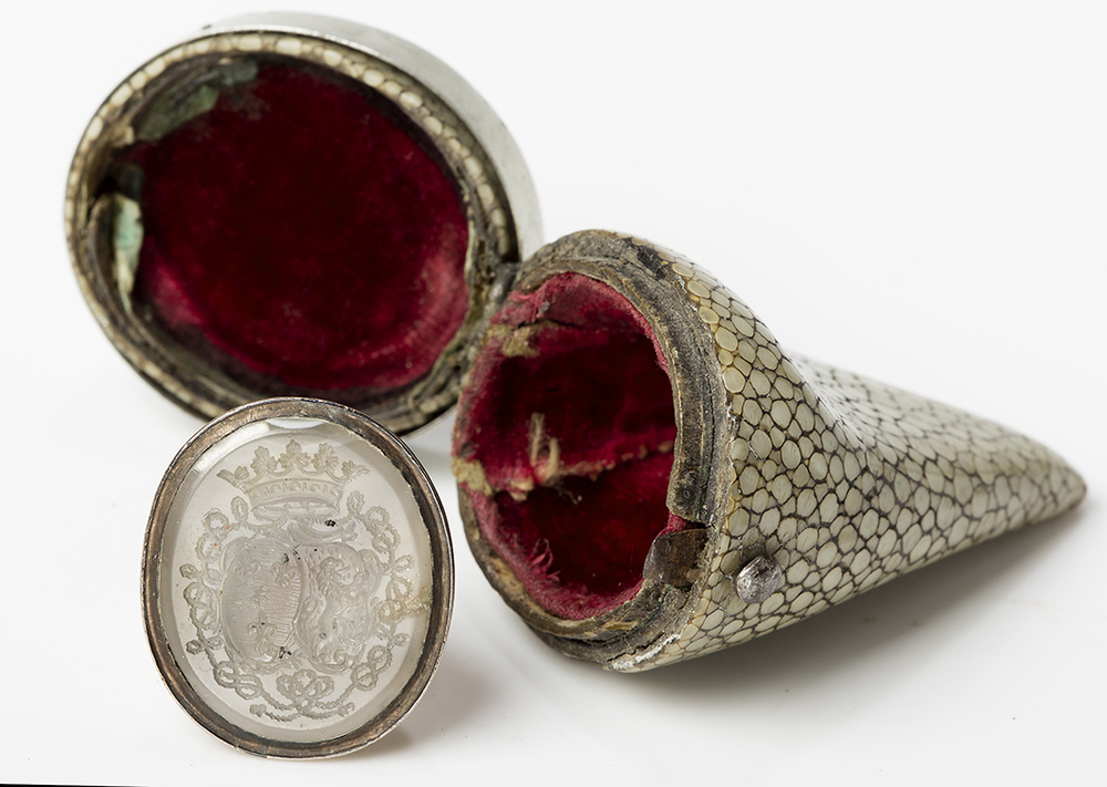 Cachet met de aliantiewapens Alberda en Lewe in foudraal