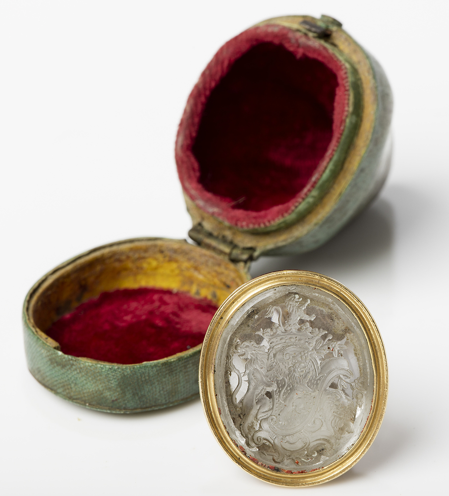 Cachet met het aliantiewapen Lewe in foudraal