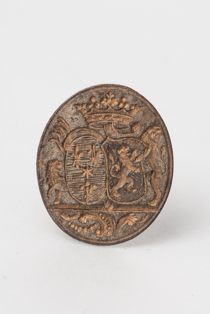 IJzeren signet met alliantiewapen Alberda Lewe