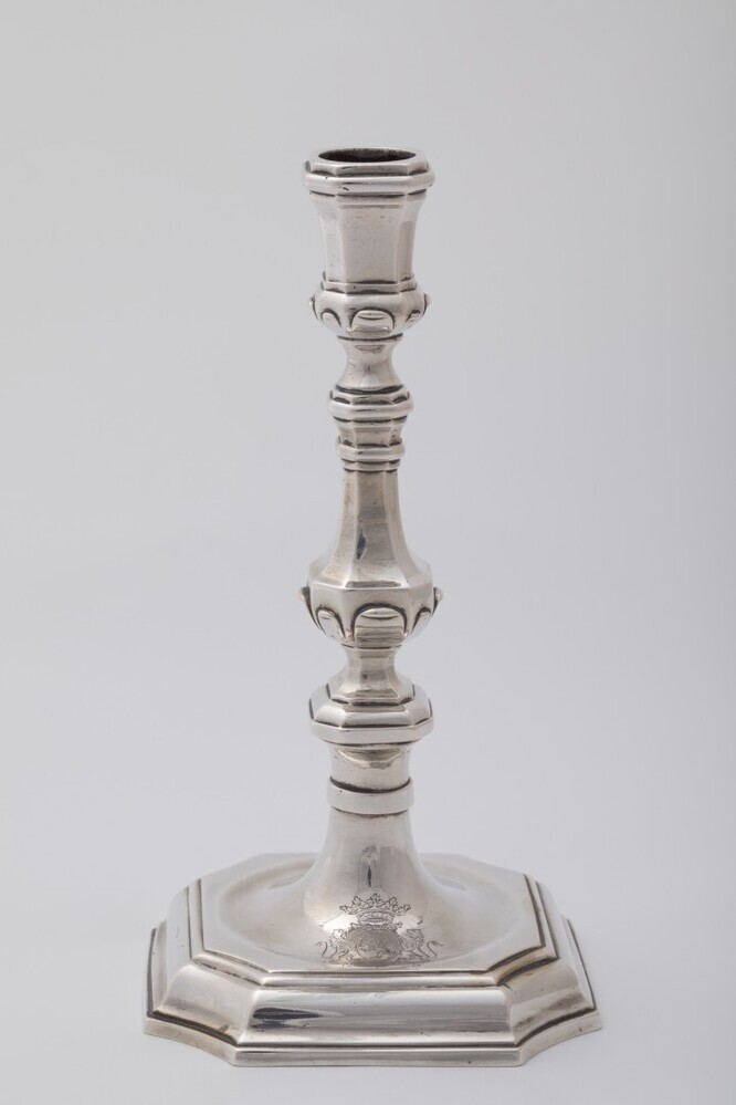 Twee kandelaren met wapen Lewe